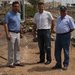 Imagen del alcalde, Jos� Alberto Gonz�lez Rever�n, durante su visita a las obras de encauzamiento del barranco de Guargacho a su paso por el Parque Gara�a�a, en Costa del Silencio. Mayo 2012