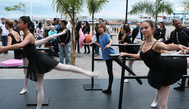 Imagen de las actuaciones que tuvieron lugar en Los Cristianos con motivo de la celebraci�n del D�a Internacional de la Danza. Abril 2012