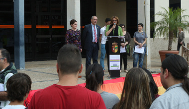 Imagen de la lectura del manifiesto por parte de la concejal de Servicios Sociales del Ayuntamiento de Arona, con motivo de la conmemoración del Día Internacional contra la Homofobia y la Transfobia. Mayo 2013