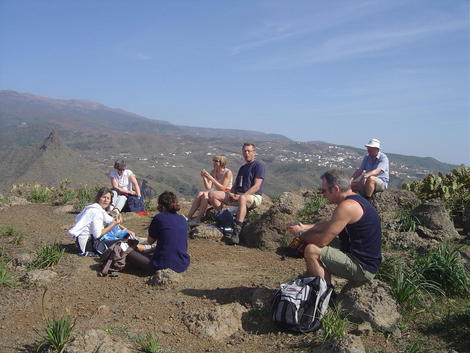 Hikers on top of Roque del Conde