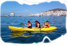 Imagen de los mini cursos de Pirag�ismo.Fuente: Patronato Municipal de Deportes del Ayuntamiento de Arona - verano 2010.