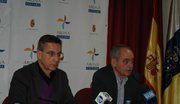 Imagen del Alcalde y el Concejal de Cultura del Ayuntamiento de Arona, Jos� Alberto Gonz�lez Rever�n y Miguel �ngel M�ndez, durante la presentaci�n de la oferta de cursos y talleres del Patronato de Cultura del consistorio aronero. Enero 2012