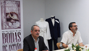 Imagen de la inauguraci�n de la exposici�n 'Bodas de Anta�o' en la Biblioteca Municipal de Cabo Blanco. Abril 2012