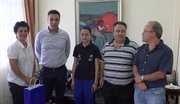 Imagen del alcalde y la concejal de Deportes del Ayuntamiento de Arona, Jos� Alberto Gonz�lez Rever�n y M�nica Sierra, respectivamente, durante la recepci�n a Mar�a P�rez, campeona infantil de Espa�a de Tenis de Mesa. Mayo 2012