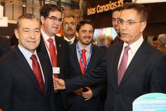Imagen del Alcalde y el Concejal de Turismo del Ayuntamiento de Arona, José Alberto González Reverón y Francisco José Niño, respectivamente, durante la celebración de la Feria Internacional de Turismo de Madrid FITUR 2012. Enero 2012