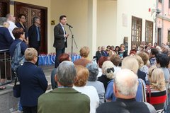 Imagen del Alcalde de Arona, Jos� Alberto Gonz�lez Rever�n, durante la recepci�n a los 300 mayores de Tacoronte que visitaron el municipio. Abril 2012